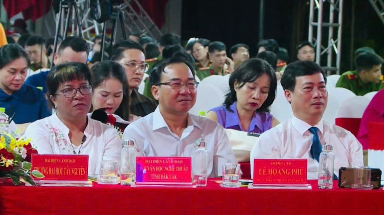 Các đại biểu tham dự Lễ khai mạc 